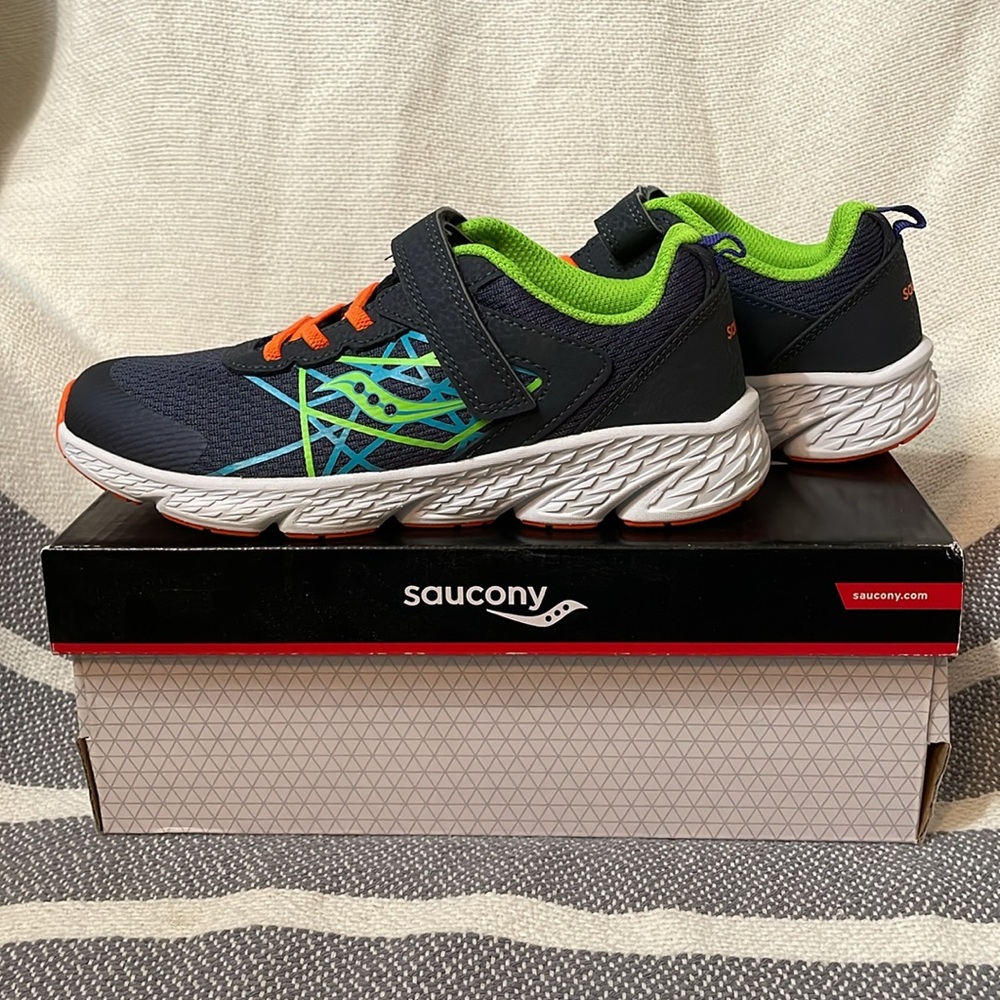 saucony kids SZ 3 W sneakers NIB
